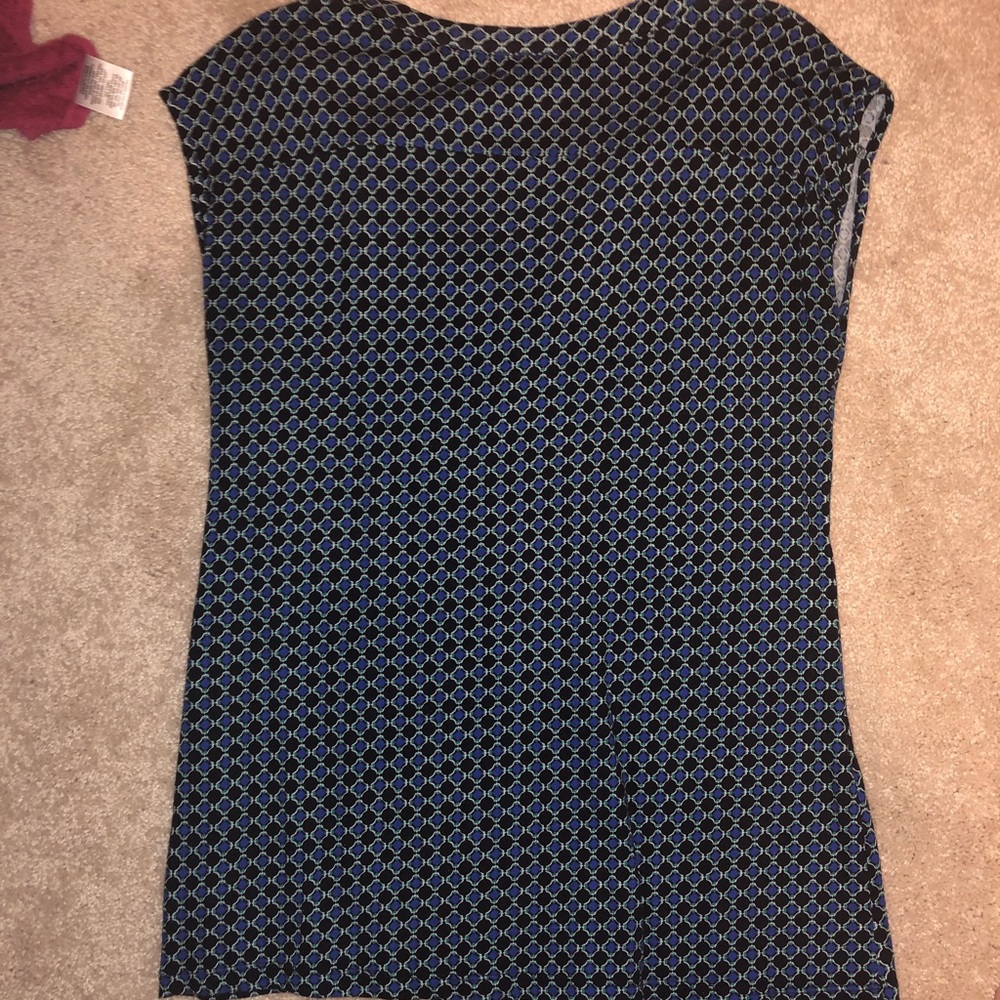 Geometric Patterned VNeck Tee - Picture 3 of 4